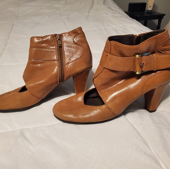 Aerosoles Leather Boot. 7.5. Light Brown. - Picture 2 of 6